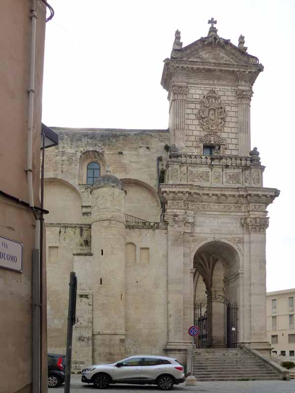 Duomo
                    portail