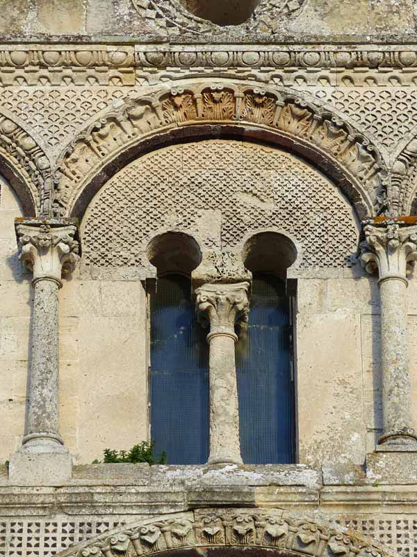 San-Pietro-di-Sorres-fenetre-geminee-au-dessus-du-portail