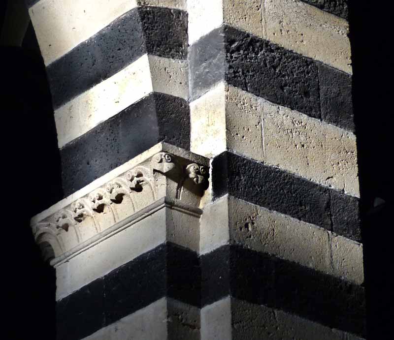 San-Pietro-di-Sorres : chapiteau de la nef de
                    .jpg