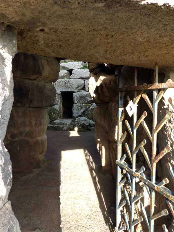 Grille d'entrée de la poterne et porte du
                      donjon