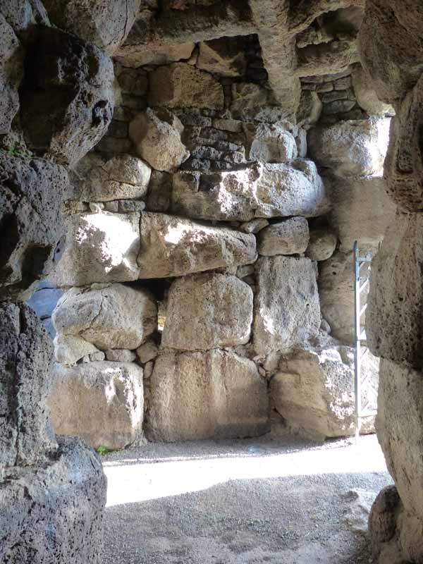 porte-et-mur-d'entree-depuis-la-'salle-des-gardes'.