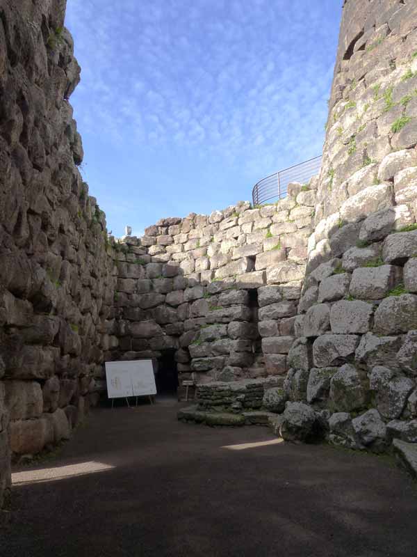 Cour, puits e entrées des tours