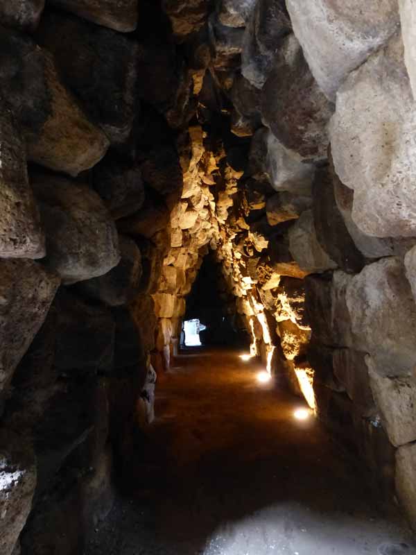 Passage interieur dans le rempart reliant les
                  tours