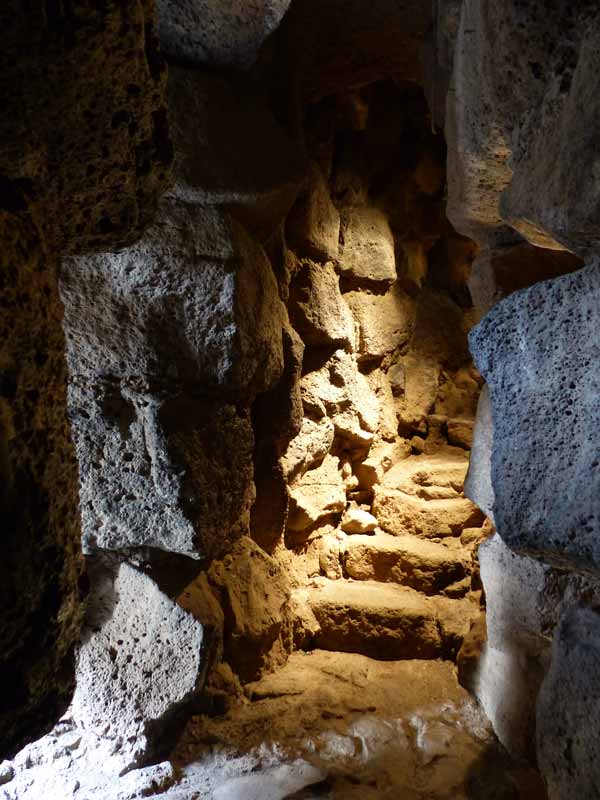 escalier-a-la-base-du-donjon