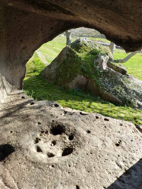 Plateau pour sacrifice cultuel dans l'antichambre
                  d'une tombe