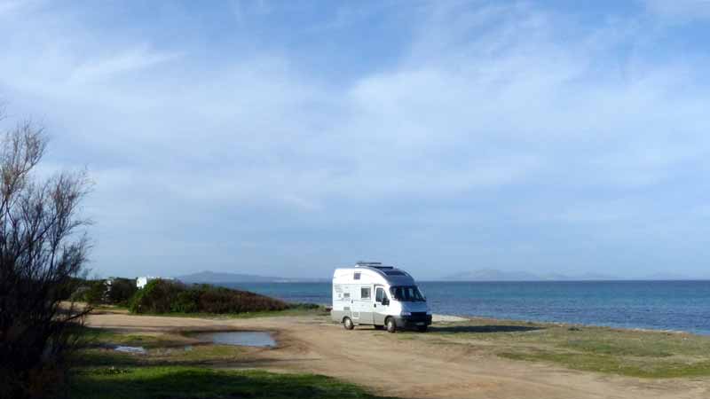 Stagno di Pilo : bivouac au-dessus de la plage et
                  devant le Golfo dell'Asinara