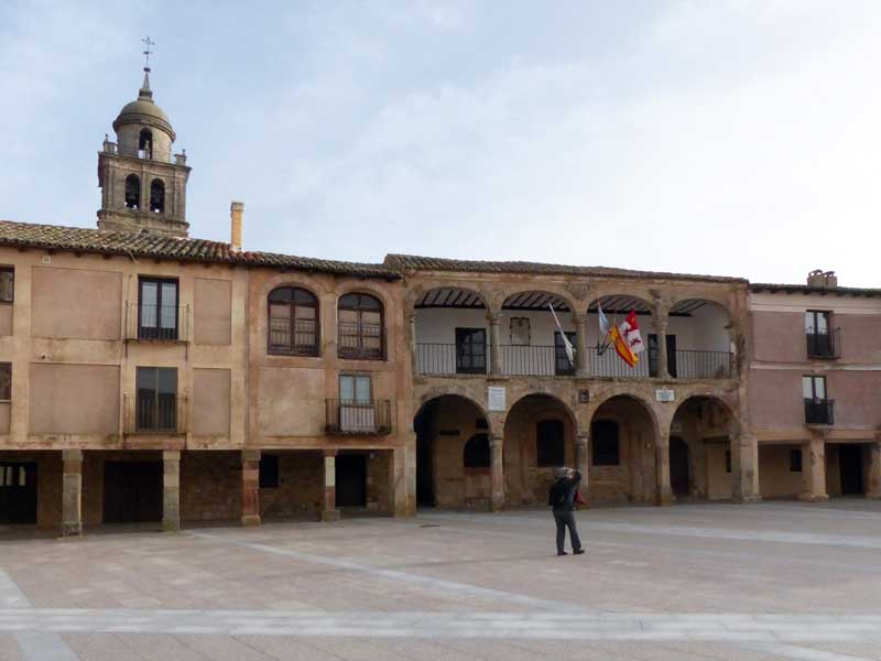Medinaceli : sur la Plaza Mayor et logia de
                  l'Hôtel de Ville