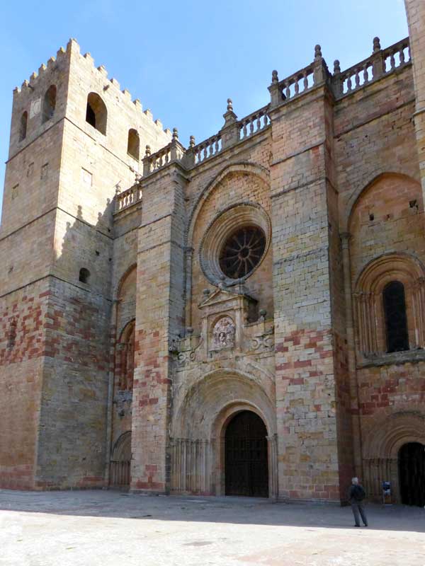 Facade et portail roman de la cathédrale de
                  Siguenza