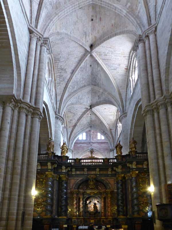 Voûte de la nef et choeur de la cathédrale