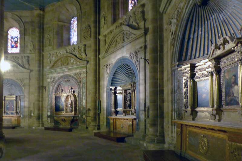 Cathédrale de Sigüenza : déambulatoire et ses
            chapelles