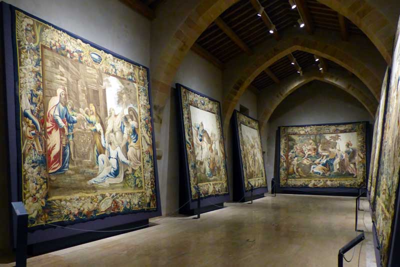 Dans le cloitre de la cathédrale, les tapisseries
          flamandes