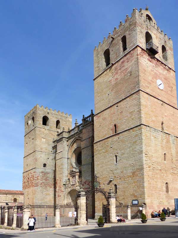 Siguenza : acade et parvis de-la-cathedrale
