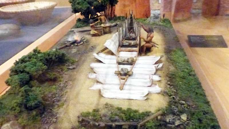 Musée des Abenakis : fabrication d'un canot en écorce
            de bouleau