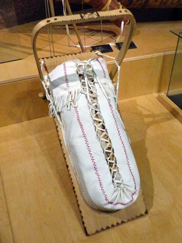 Musee-des-Abenakis--porte-bebe-(Tkin8gan)