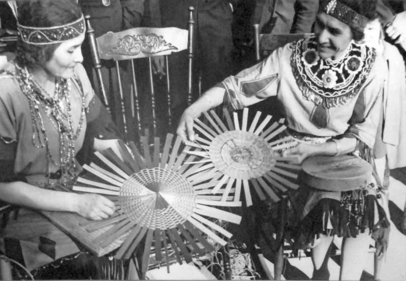Fabrication des fameux paniers tréssés Abenakis