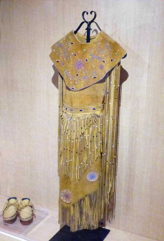 Musee-des-Abenakis-habit-feminin-traditionnel