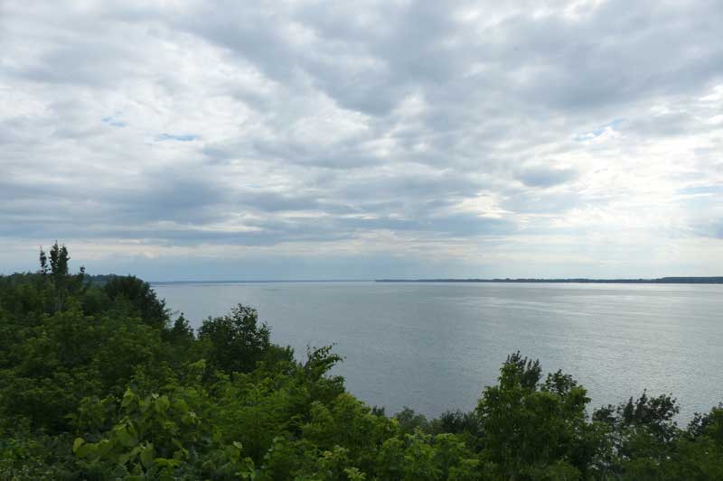 St-Pierre-les-Becquets : vue sur le fleuve St-Laurent
              en amont