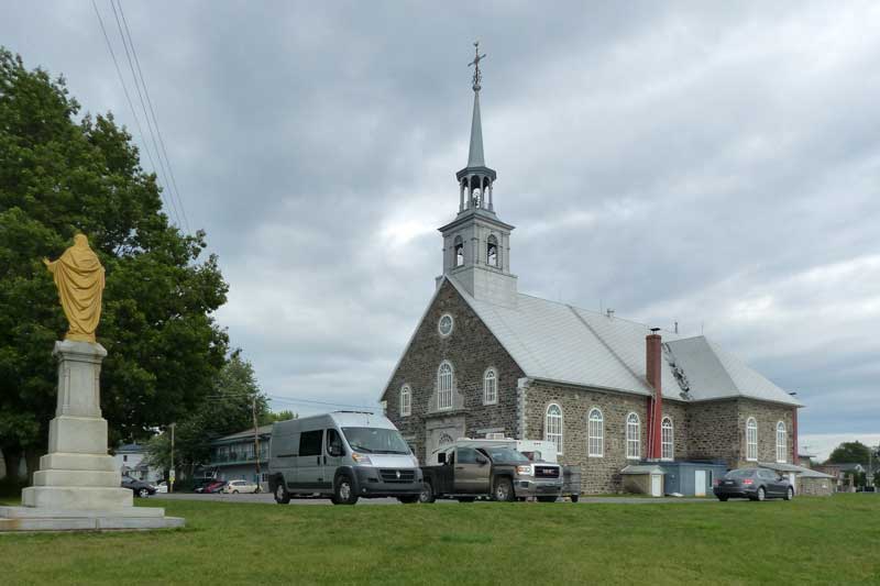 St-Pierre-les-Becquets: ProMaster devant l'église