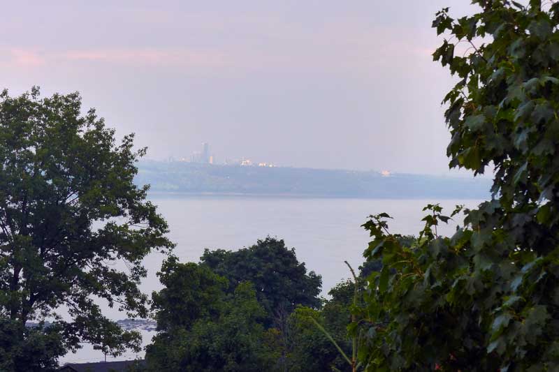 St-Nicolas : crépuscule sur le fleuve et la
                  rive-nord depuis notre bivouac