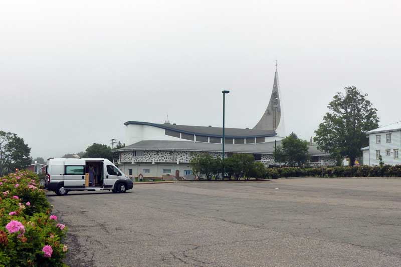 Bivouac à Saint-Nicolas sur la place sous
                  l'église