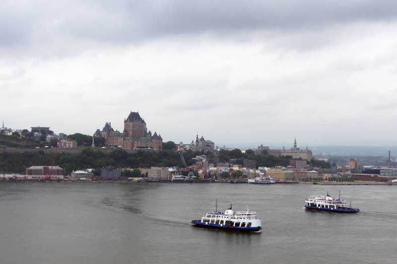 Levis-va-et-vient-des-traversiers-au-pied-du-Chateau-Frontenac