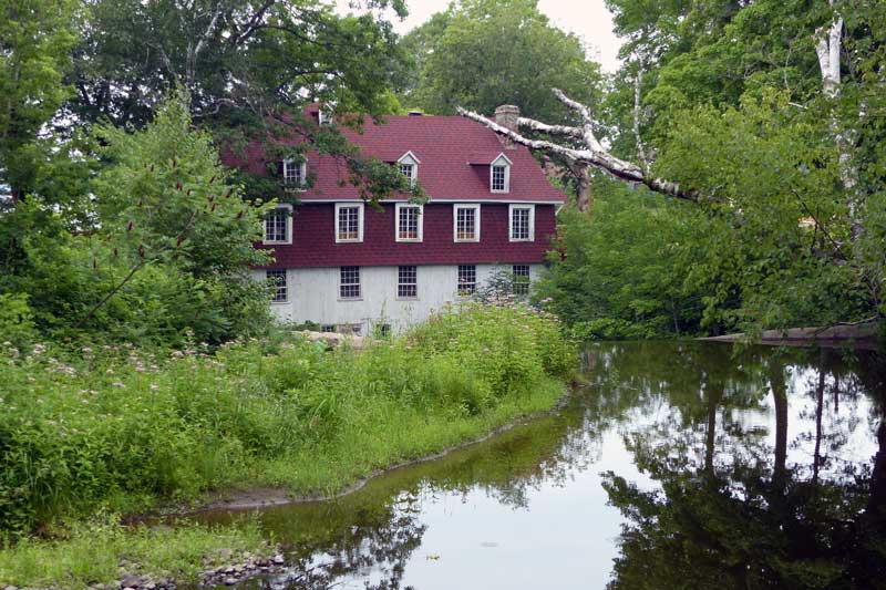 Beaumont : le-moulin-de-1821-et-sa retenue