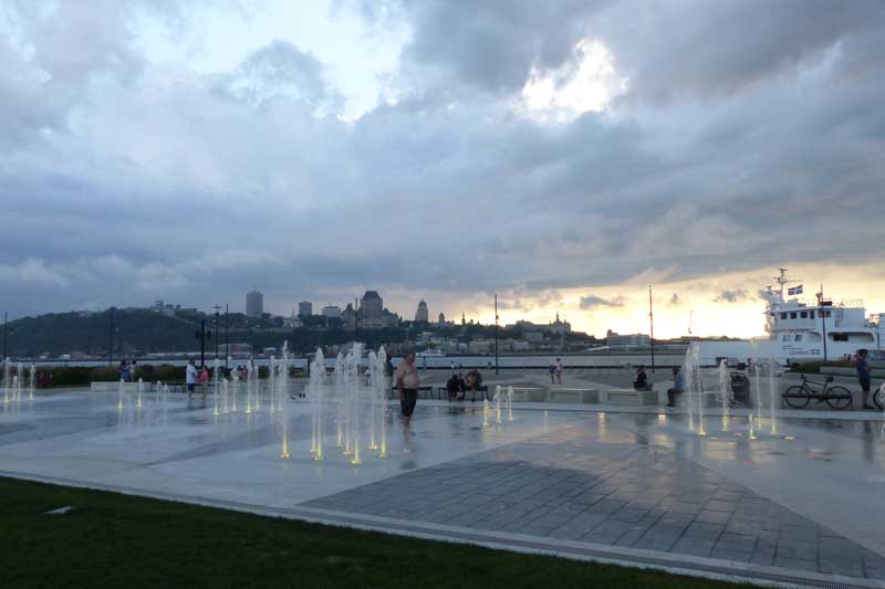 Levis : fontaine du Quai Paquet et skyline de
                  Quebec