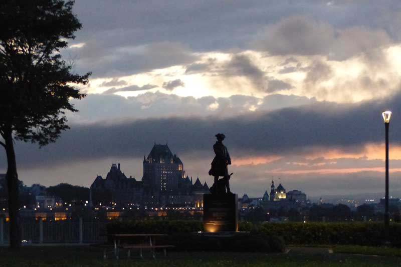 Levis-terrasse-du-Chevalier-de-Levis-soir-sur-Quebec