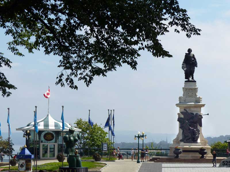 Quebec : monument à Champlain sur la Terrasse
                  Dufferin