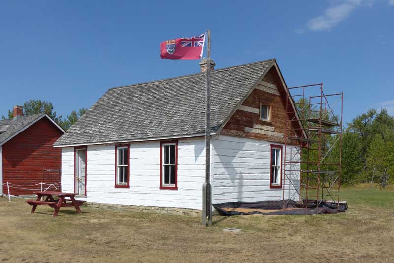 Le bureau du ranch, faisant aussi office de poste
                  et de chambre occasionnelle pour le RCMP de passage