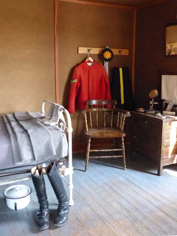 Le bureau du ranch, faisant office de poste et
                    de chambre occasionnelle pour le RCMP de passage