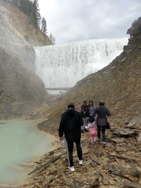 Au pied de la chute de Wapta Falls