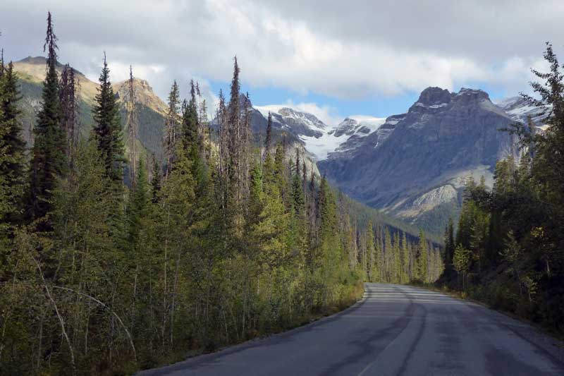 Suite de la
            petite route vers le Lac Emerald