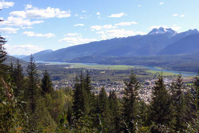 Parc du Mt Revelstoke - montée aux Près-dans-le-Ciel,
            vue sur la Columbia et sur la ville