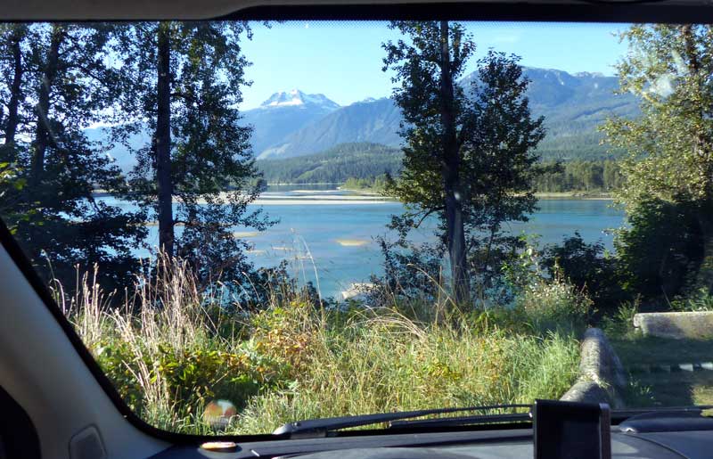 Revelstoke : montagne et fleuve depuis mon bivouac