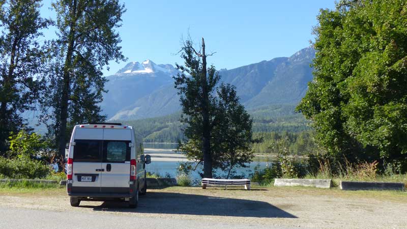 Revelstoke : bivouac devant la Columbia River
