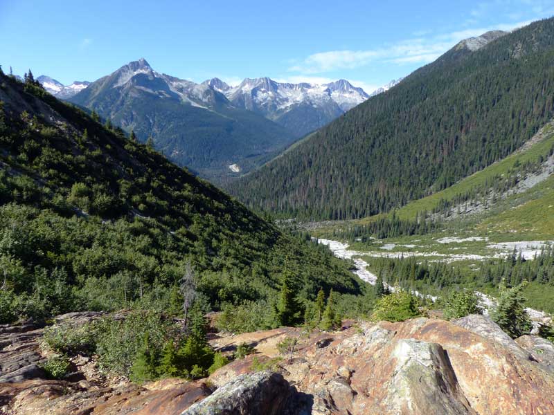 Vue sur la vallée de l'Illecillewaett en dessous de
            moi