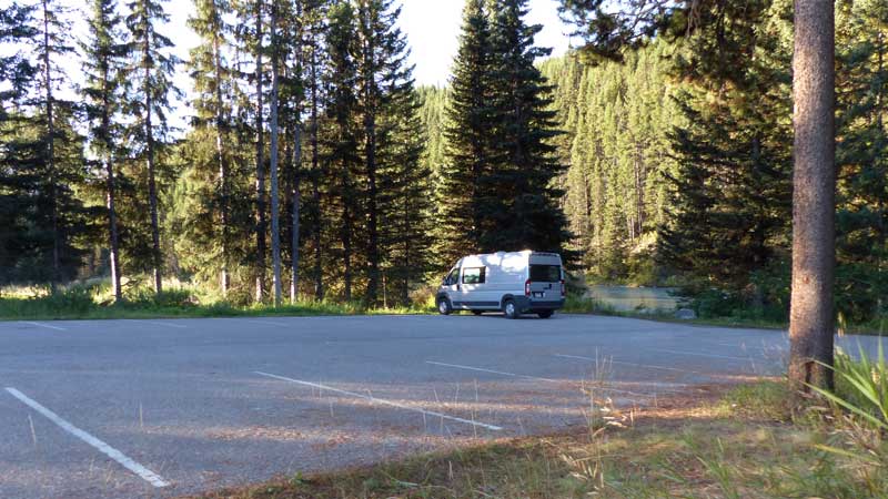 Lake Louise Village : bivouac sur le parking de la
            gare, près de la rivière