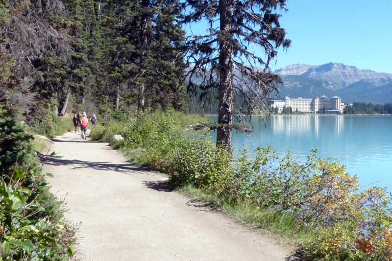 Tour du lac Louise : vue vers l'hôtel