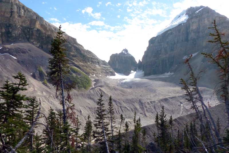 Depuis le Sentier de la Plaine des Six Glaciers, le
            glacier dévasté