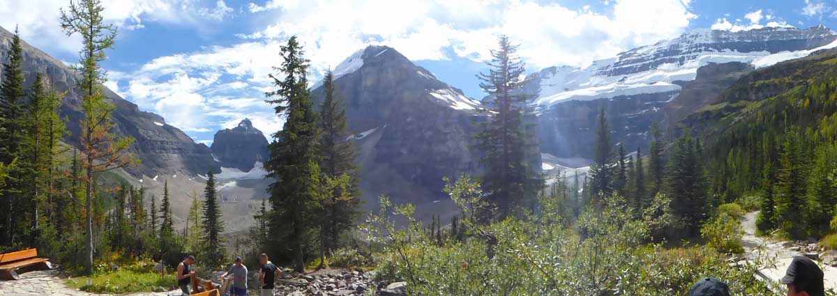 Plaine des Six Glaciers : panorama devant le salon de
            thé