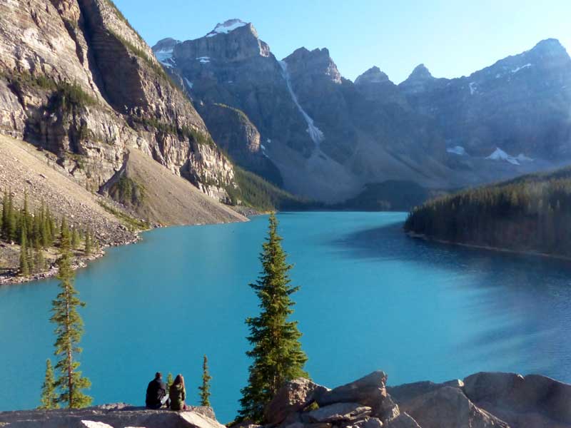 Le soleil descend sur la Lac Moraine