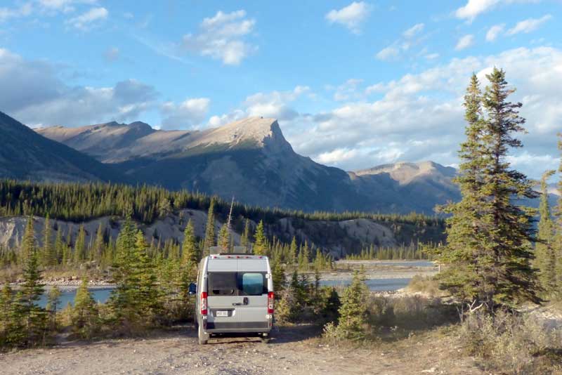 Bivouac du ProMaster à Saskatchewan Crossing