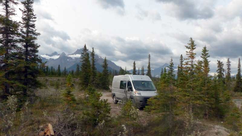 ProMaster au bivouac devant Saskatchewan Crossing
