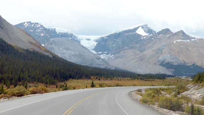 Columbia Icefield Centre : glaciers Athabasca et Dôme