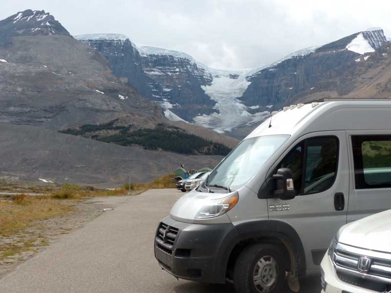 Columbia-Icefield-ProMaster-devant-Dome-Glacier