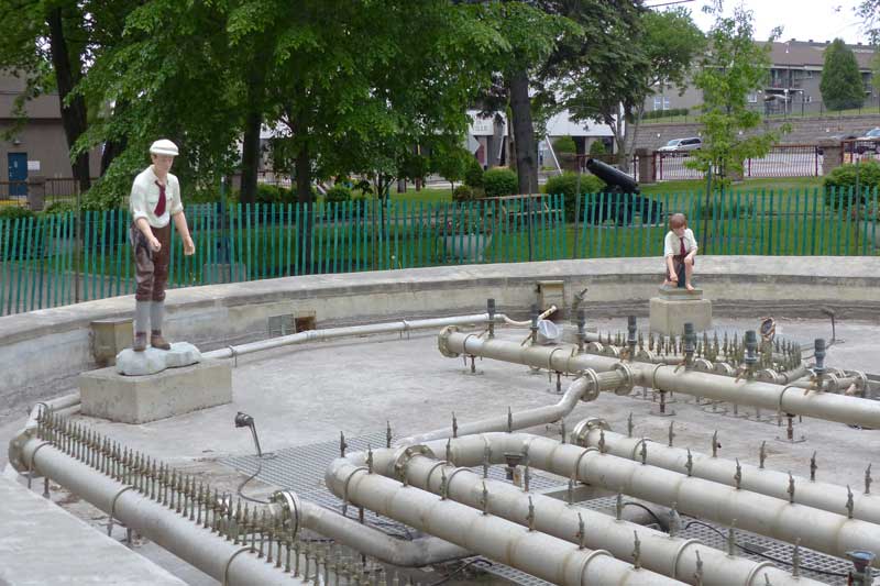 St-Felicien-le-pecheur-sans-canne-et-la-fontaine-dans-la-parc-devant-l'eglise