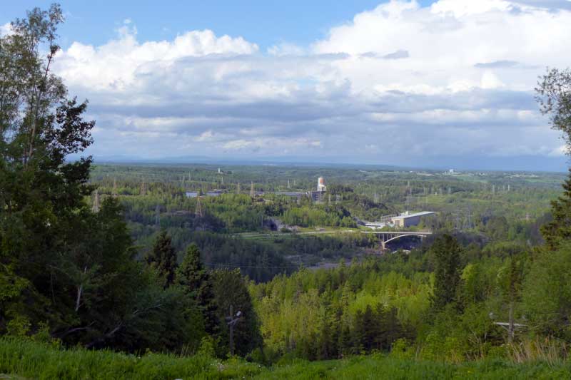 Depuis le Mont-Fortin, le pont d'aluminium
                d'Arvida