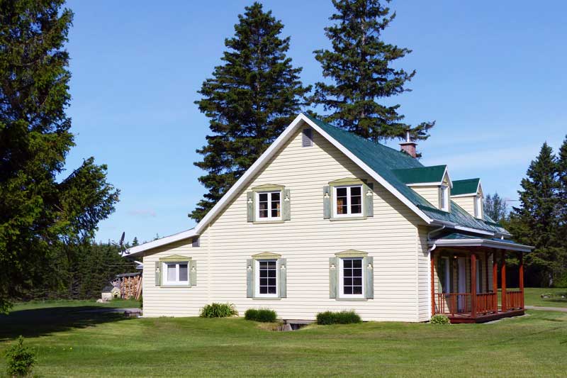 Route-du-Parc-des-Mts-Valin-maison-traditionnelles