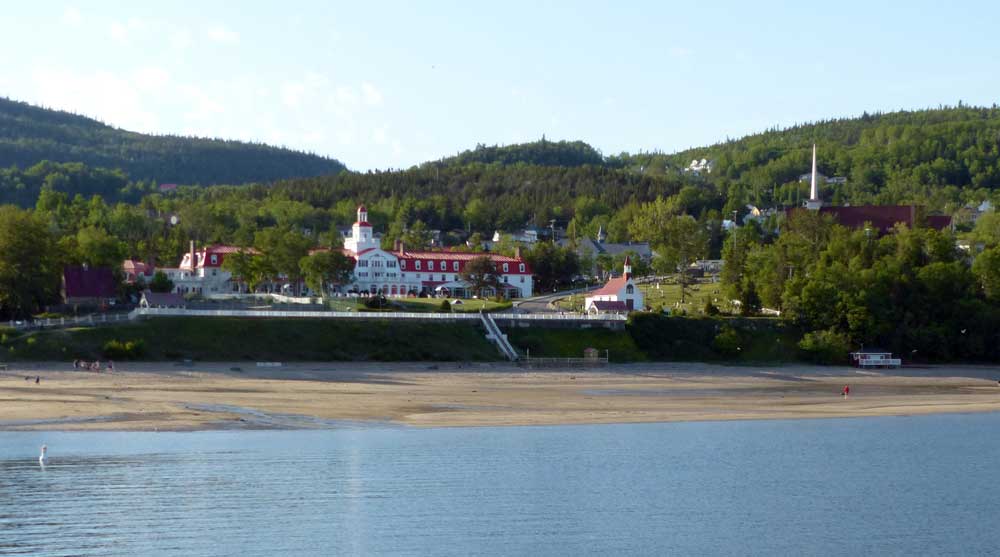 Tadoussac-la-Maison-Chauvin,-l'Hotel-et-la-chapelle-depuis-le-quai